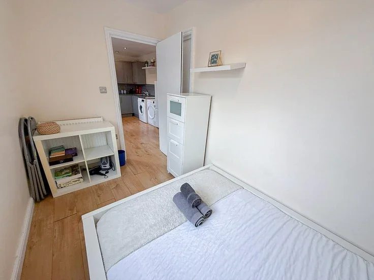 Flat Commercial Road in Greater London
