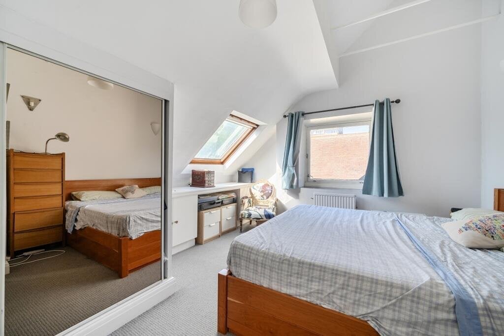 Flat Mapesbury Road in Greater London