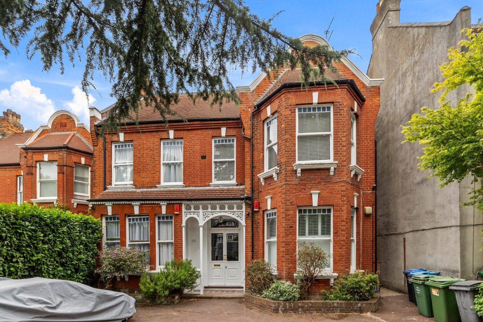 Flat Mapesbury Road in Greater London