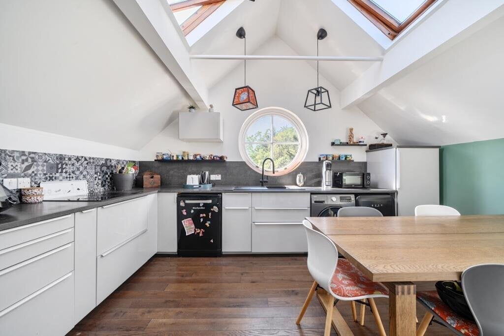 Flat Mapesbury Road in Greater London
