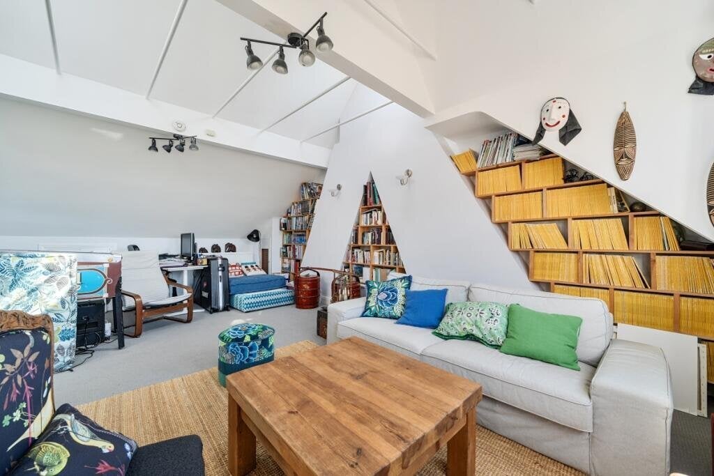 Flat Mapesbury Road in Greater London