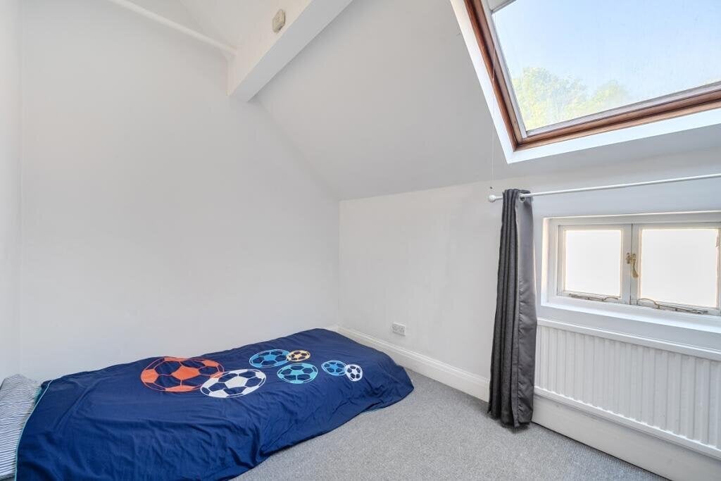 Flat Mapesbury Road in Greater London