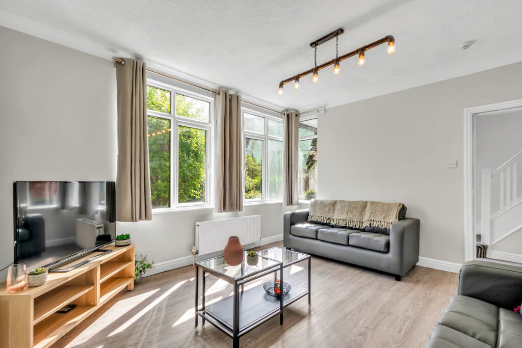Flat Clyde Road in Greater London