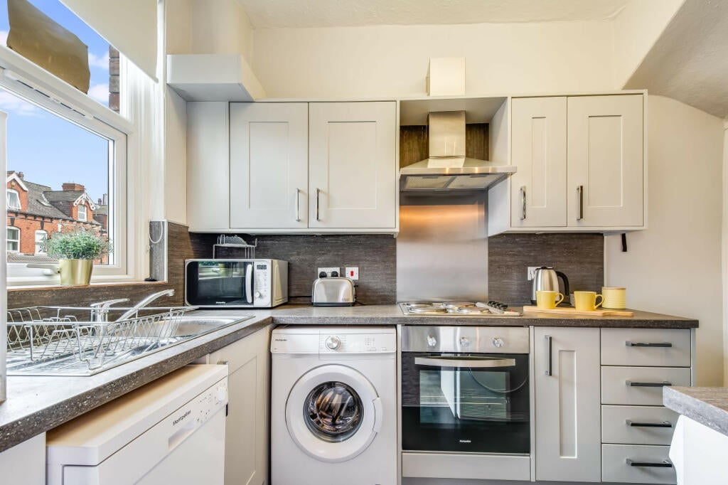 Flat Clyde Road in Greater London