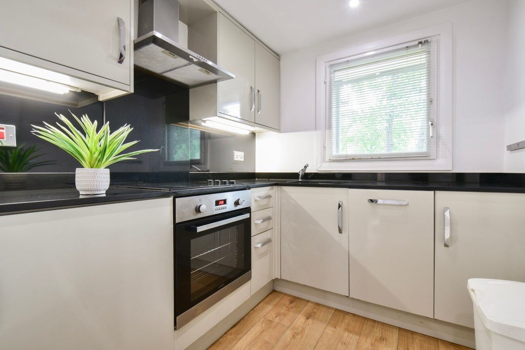 Flat North Grove Crescent in Leeds