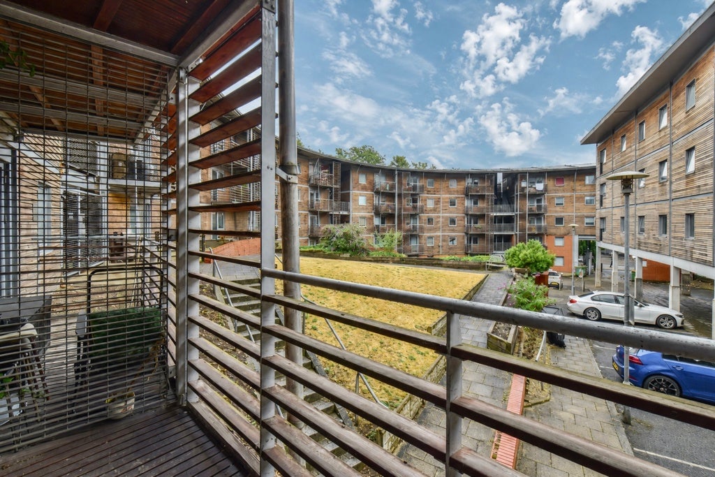 Flat North Grove Crescent in Leeds