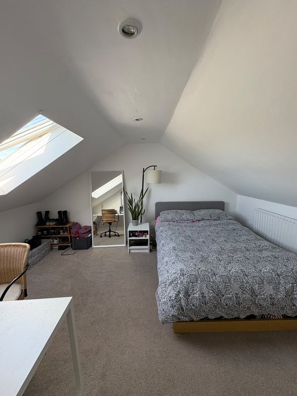 Room Connaught Road in Greater London