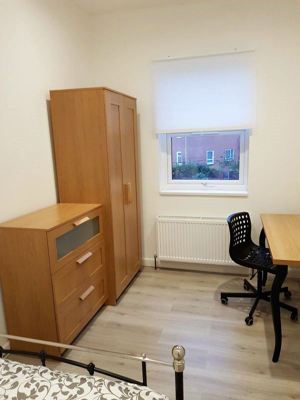 Room Ellys Road in Coventry