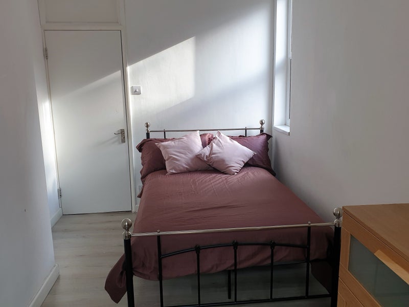 Room Ellys Road in Coventry