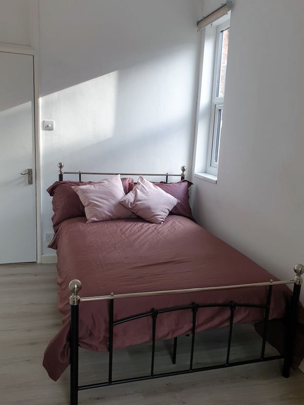 Room Ellys Road in Coventry