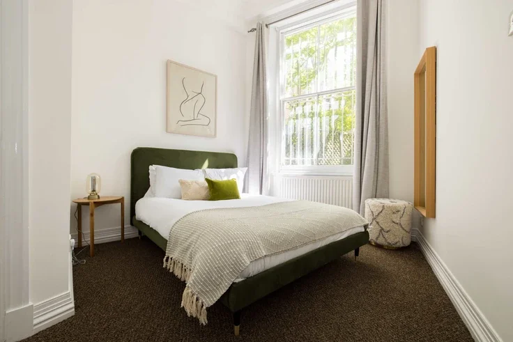 Flat Eardley Crescent in Greater London
