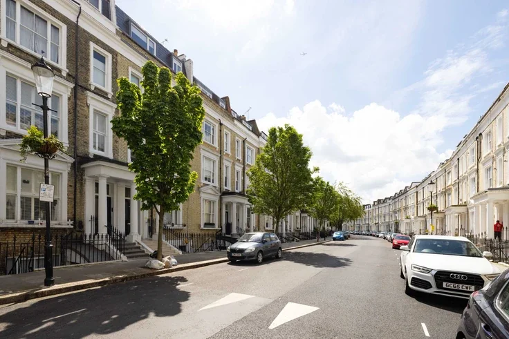 Flat Eardley Crescent in Greater London