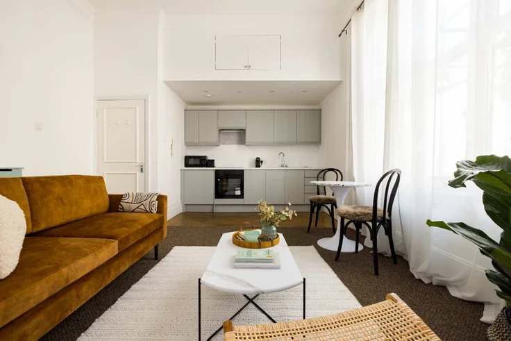 Flat Eardley Crescent in Greater London