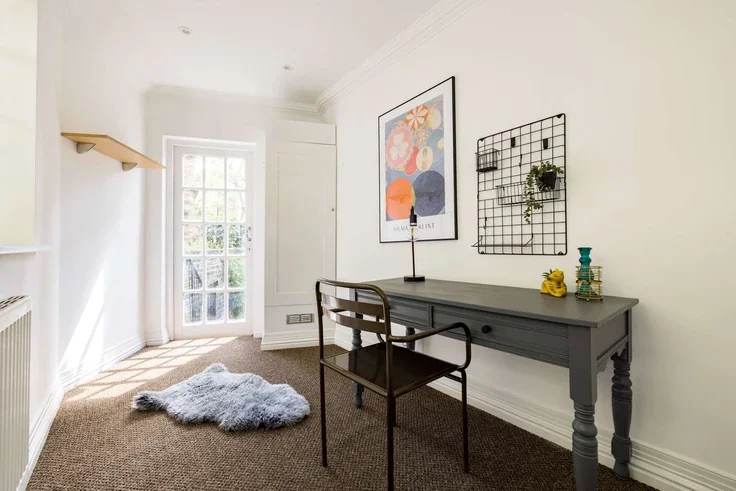 Flat Eardley Crescent in Greater London