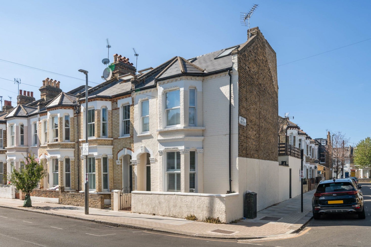 House Falcon Grove in Greater London