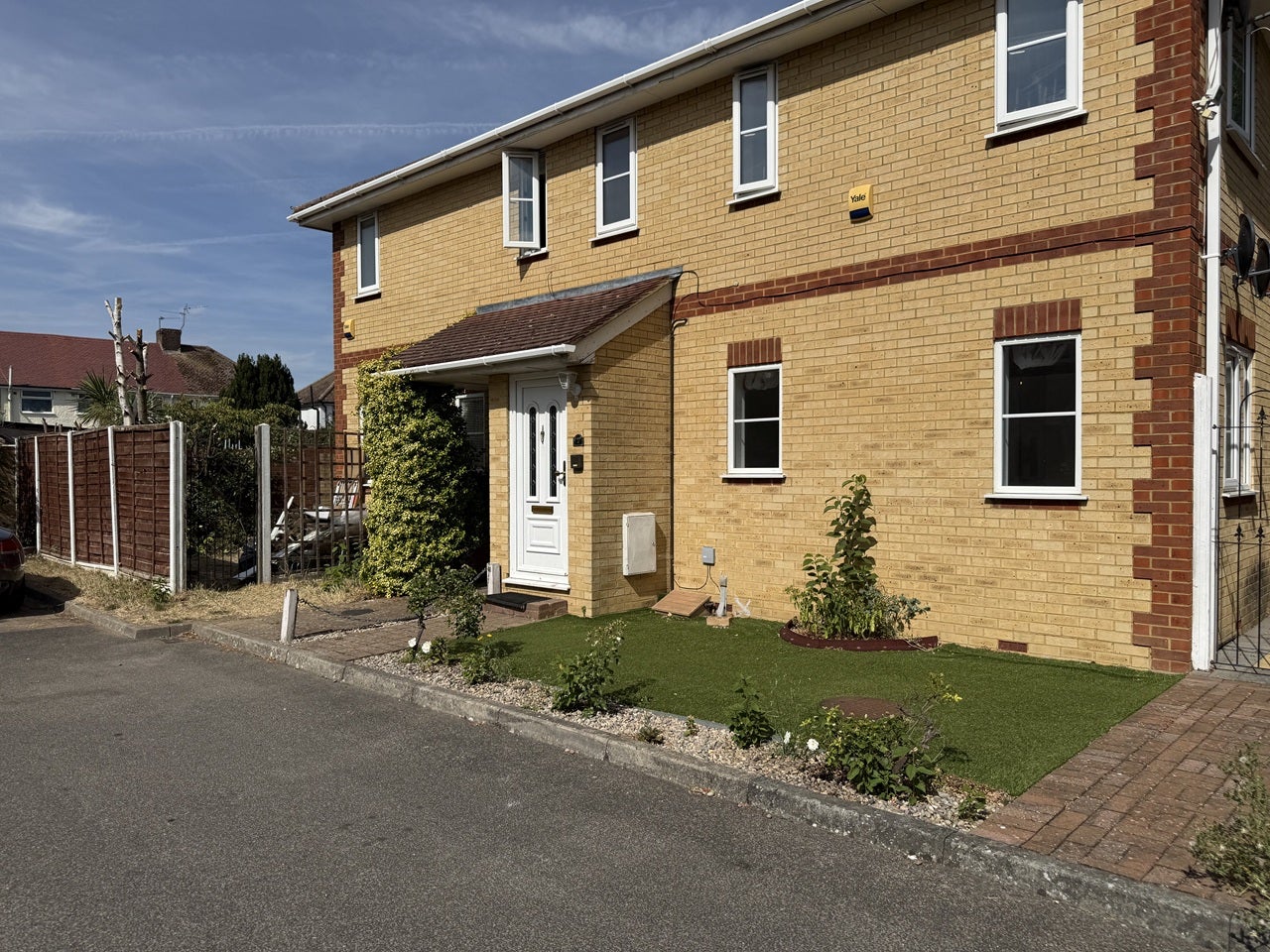 Flat Gardner Court in Greater London