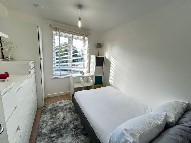 Room Bisterne Avenue in Greater London