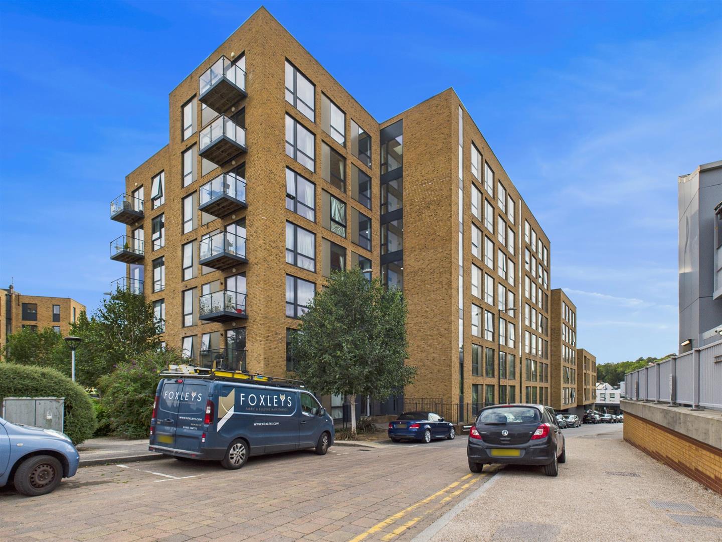 Flat Leaden Hill in Greater London