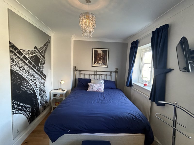Room Harvest Lane in Elmbridge
