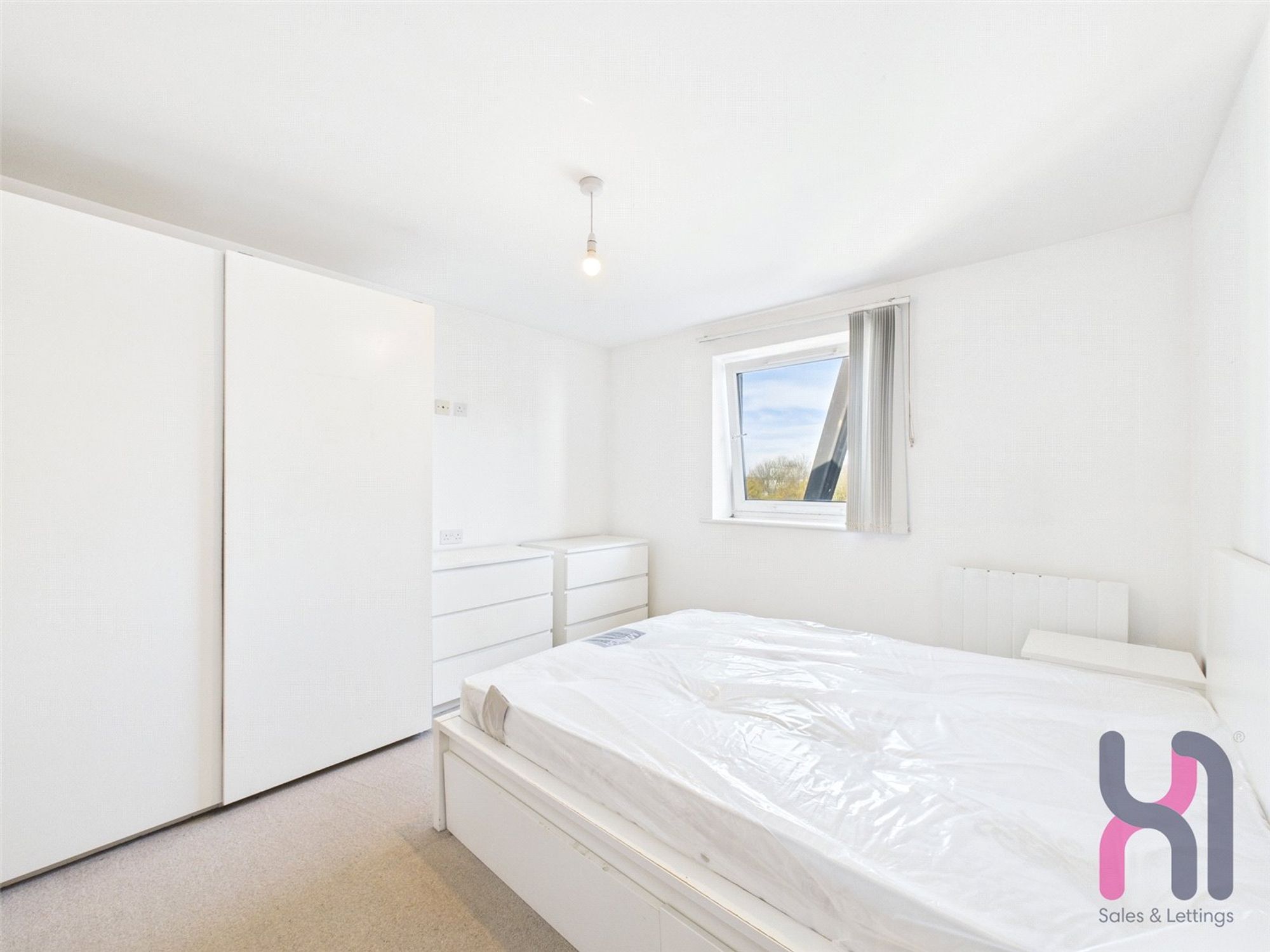 Flat Elmira Way in Salford