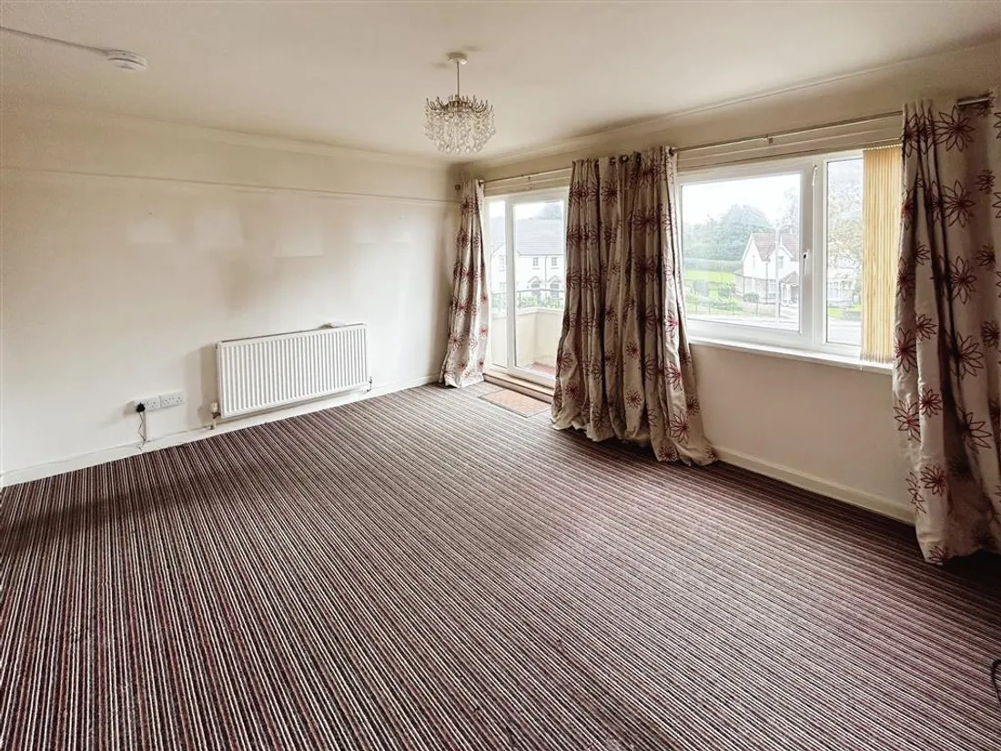 Flat Shakespeare Crescent in Newport