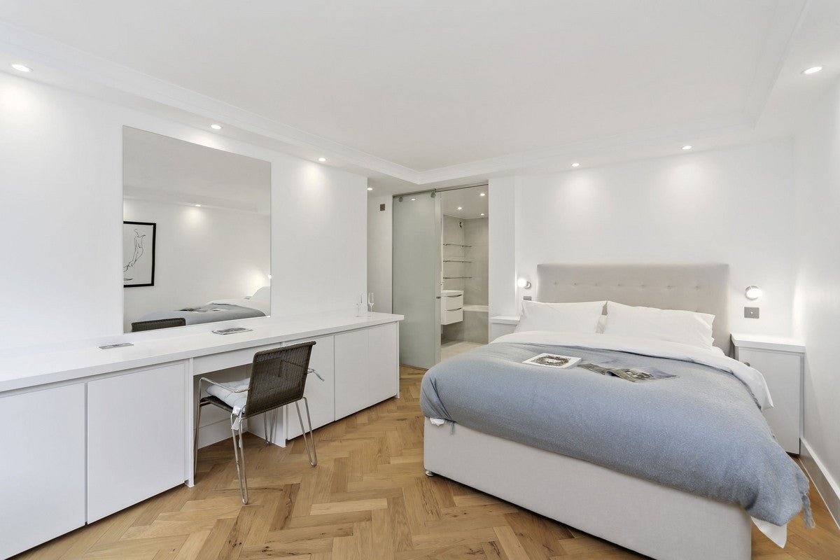Flat Campden Hill Road in Greater London