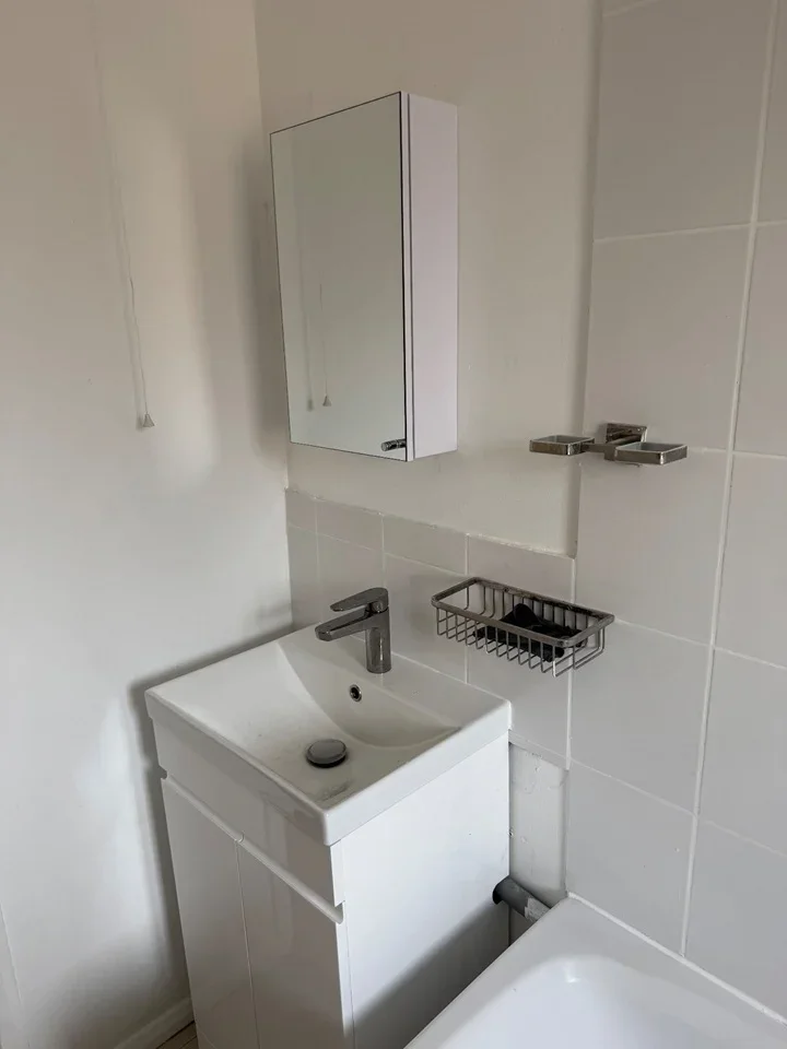 Flat Streamside Close in Greater London