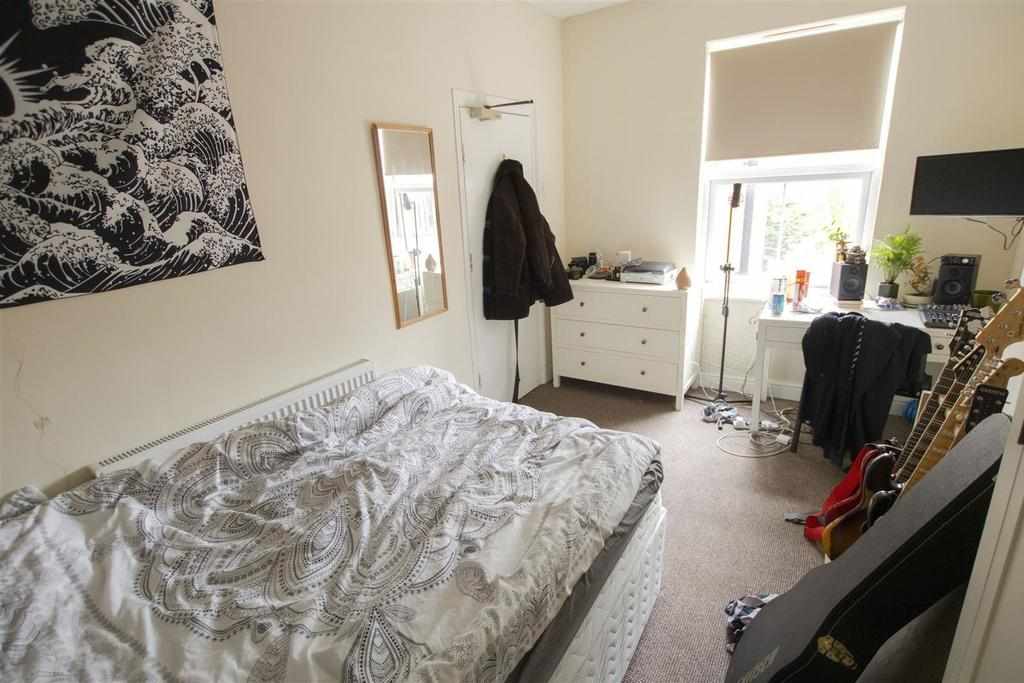 Flat Raddlebarn Road in Birmingham