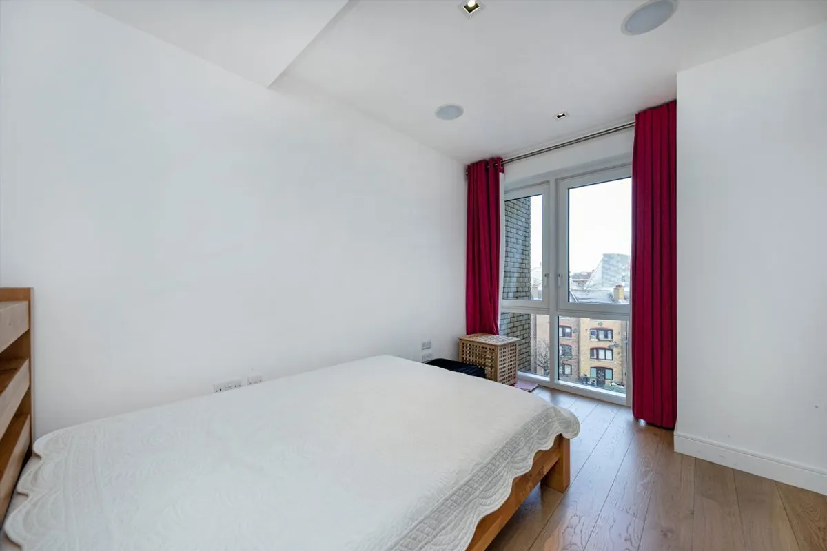 Flat Kew Bridge Road in Greater London