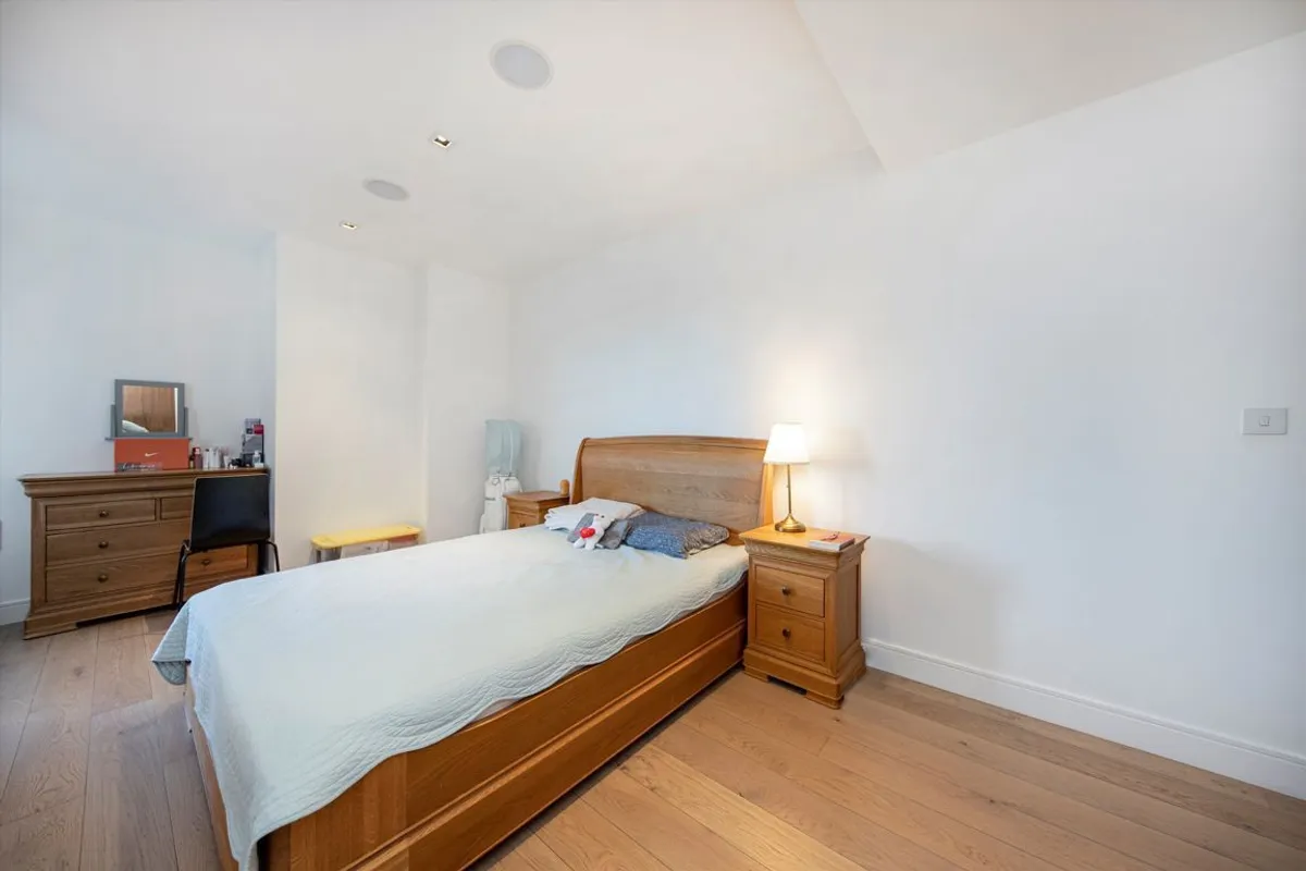Flat Kew Bridge Road in Greater London