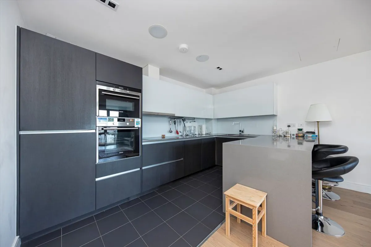 Flat Kew Bridge Road in Greater London