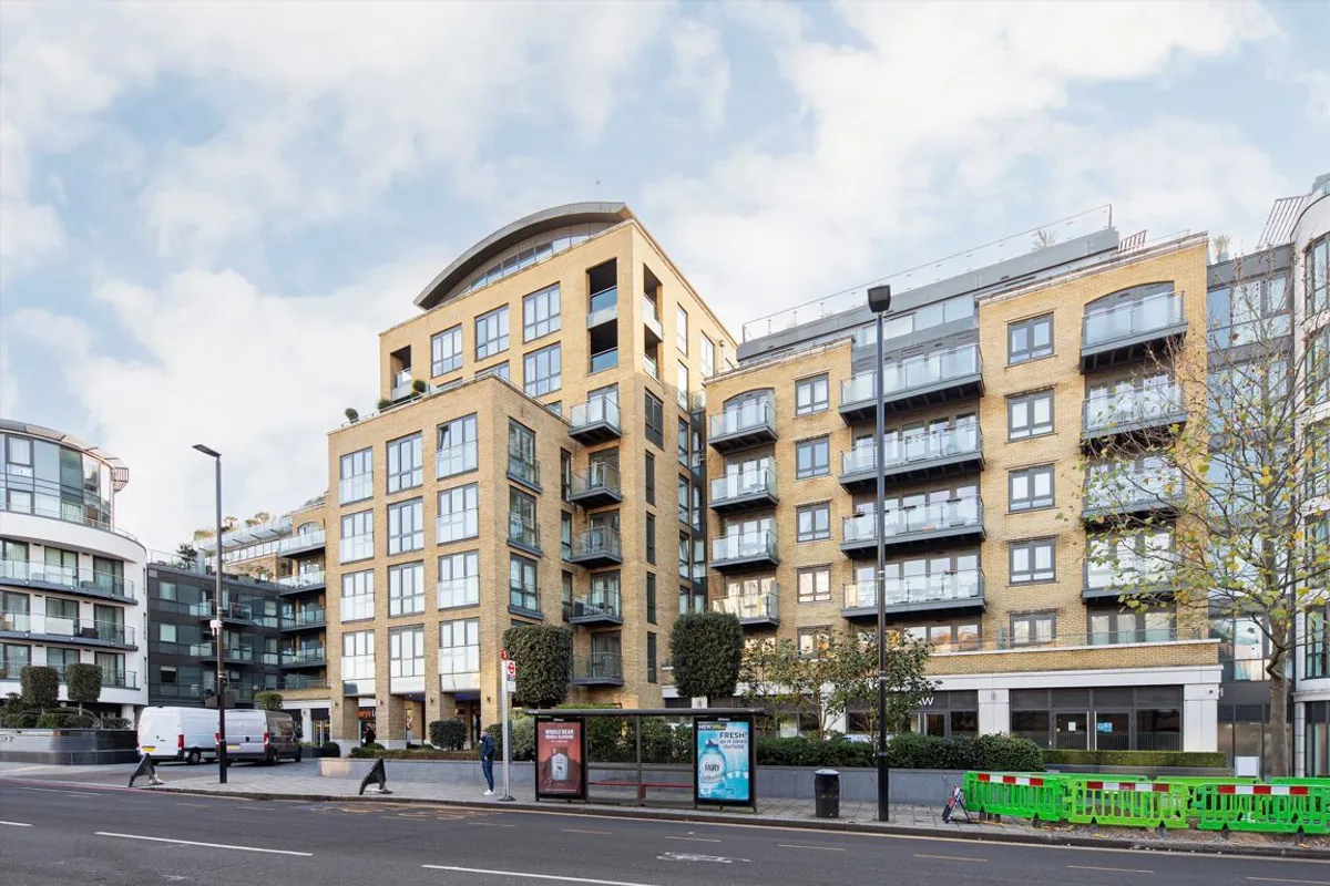 Flat Kew Bridge Road in Greater London