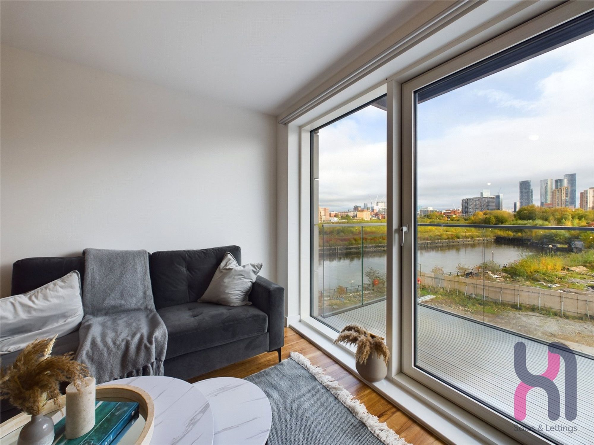 Flat Pomona Strand in Trafford