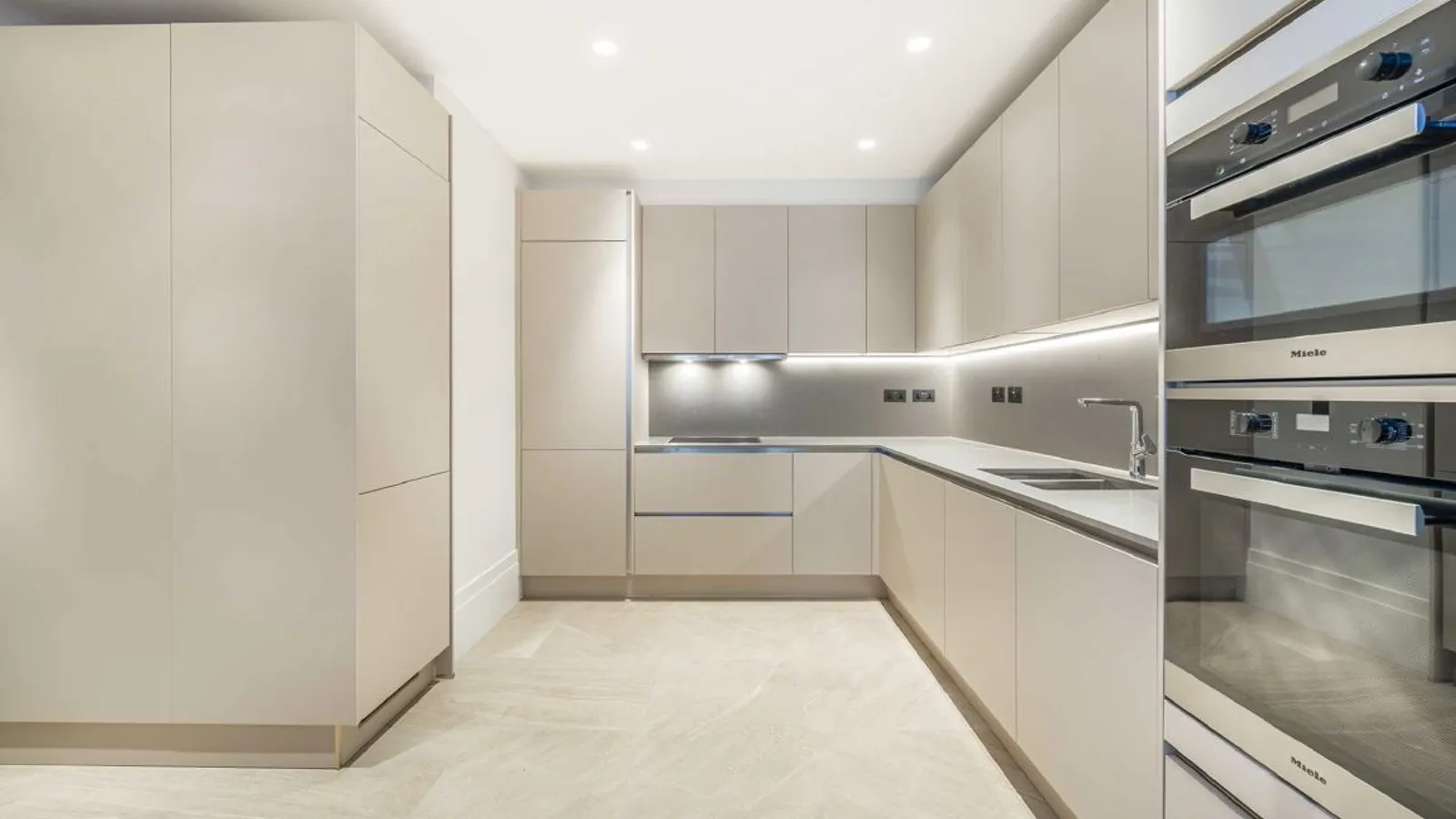 Flat Curzon Square in City of Westminster