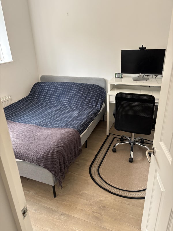 Room Clarence Crescent in Greater London