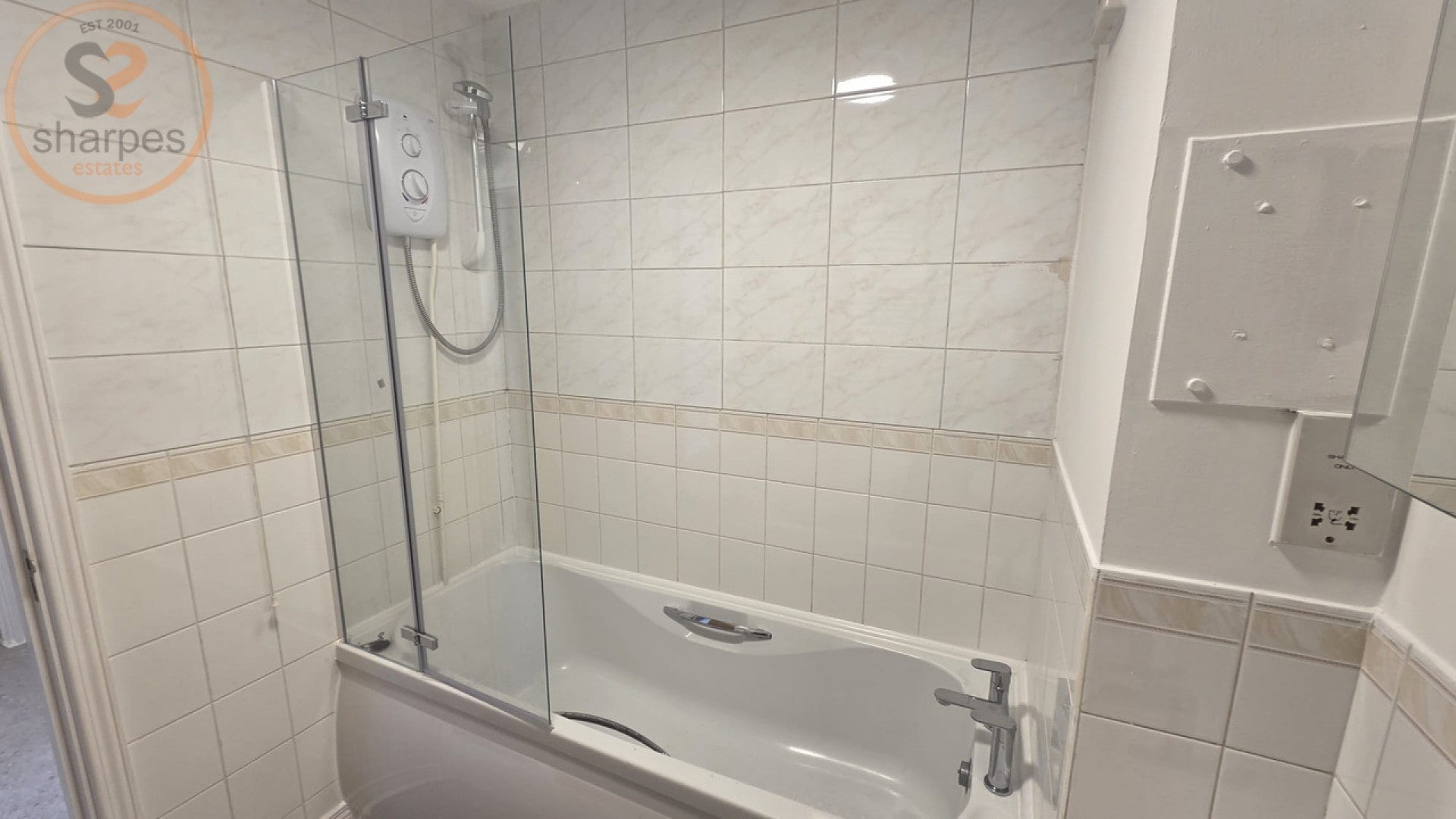 Flat Ravensbury Road in Greater London