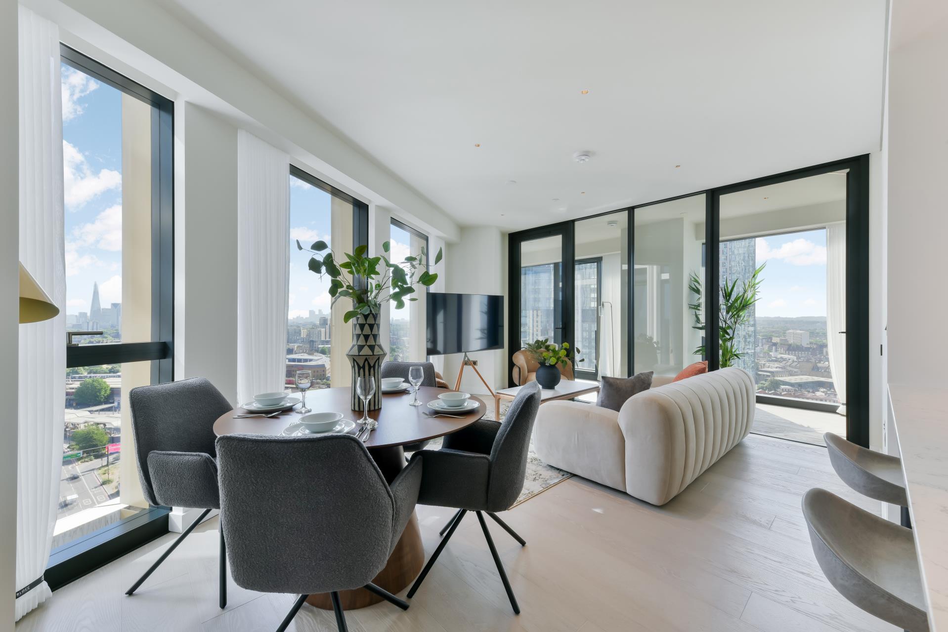 Flat Nine Elms Lane in Greater London