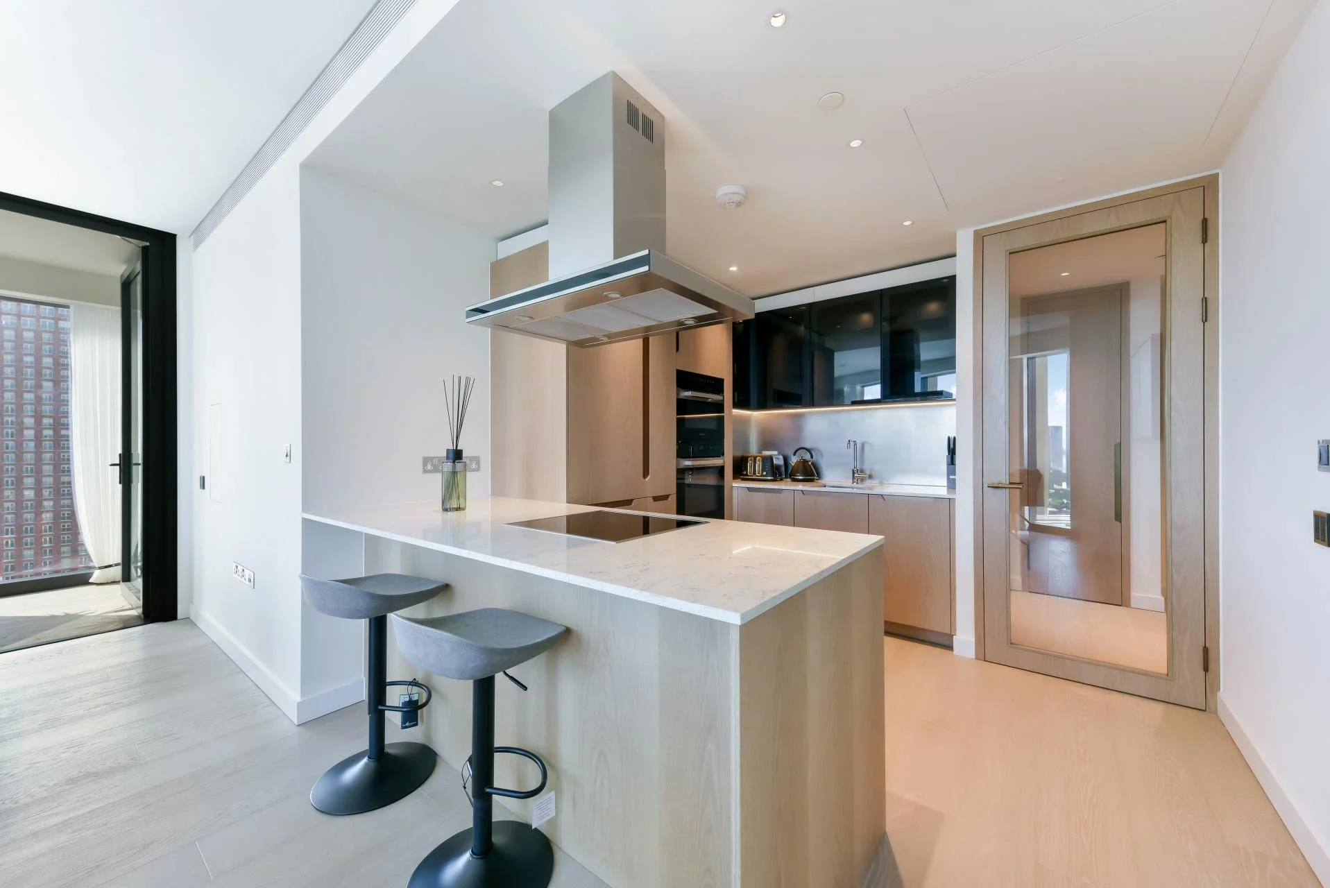 Flat Nine Elms Lane in Greater London