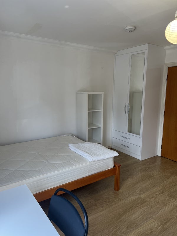 Room Gaselee Street in Greater London