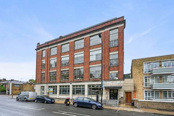 Flat Paddenswick Road in Greater London
