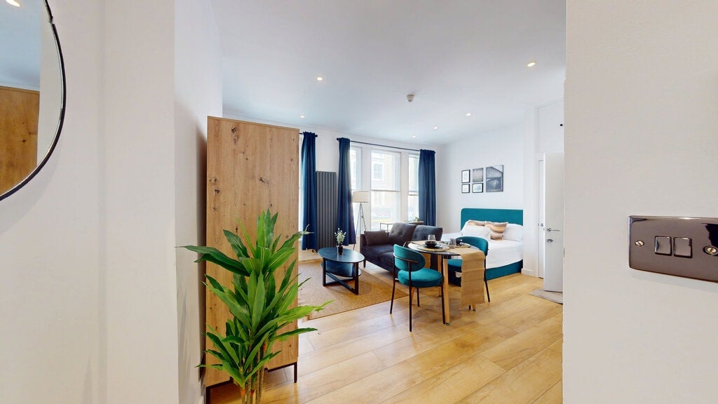 Flat Earl's Court Road in Greater London