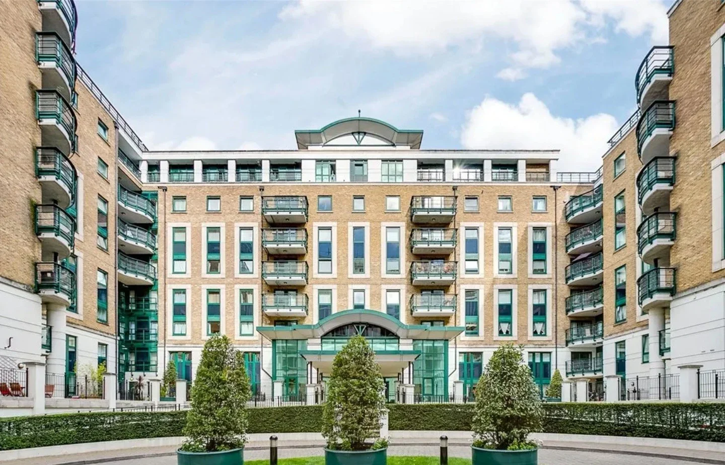 Flat Warwick Road in Greater London