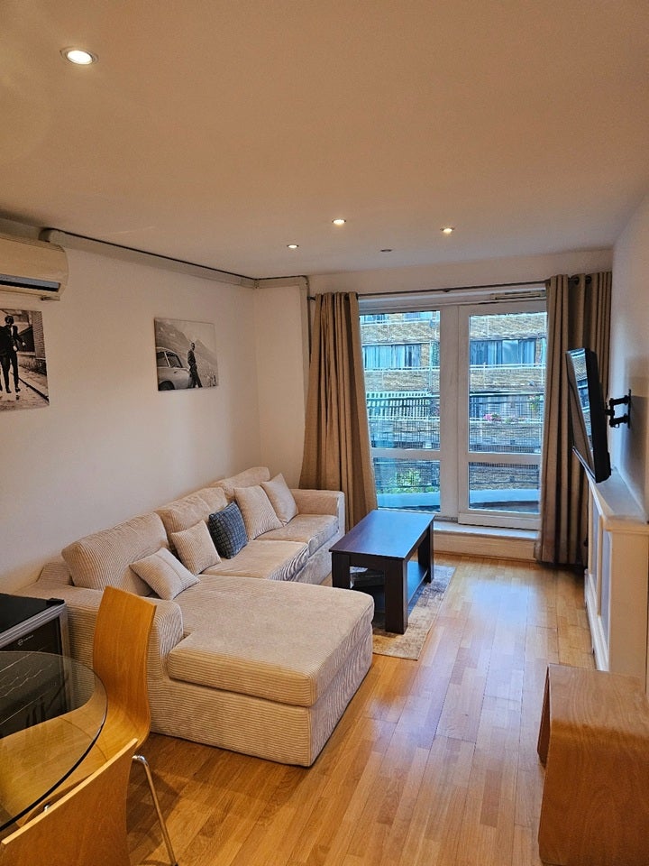 Flat Warwick Road in Greater London