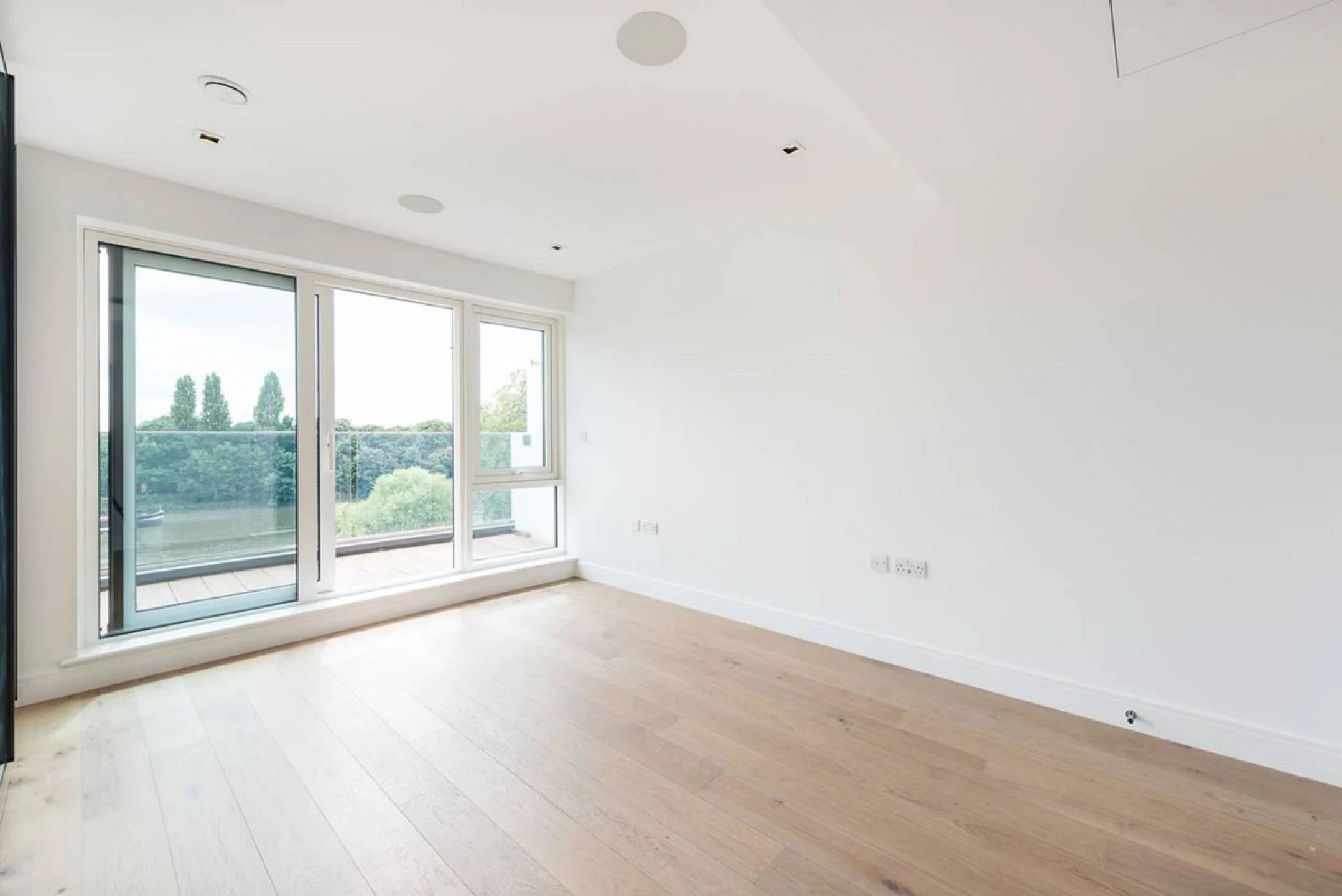 Flat Kew Bridge Road in Greater London