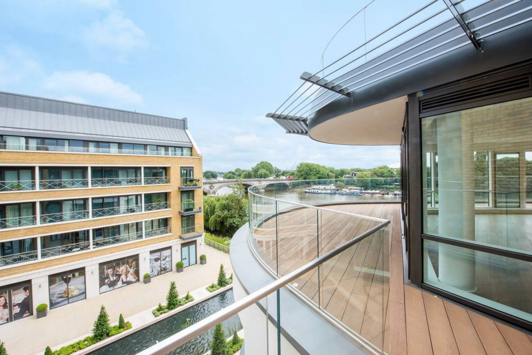 Flat Kew Bridge Road in Greater London