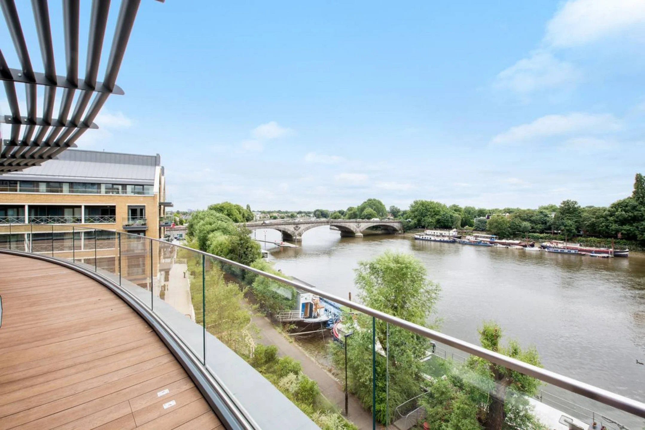 Flat Kew Bridge Road in Greater London