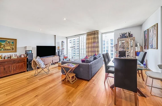 Flat Queenstown Road in Greater London
