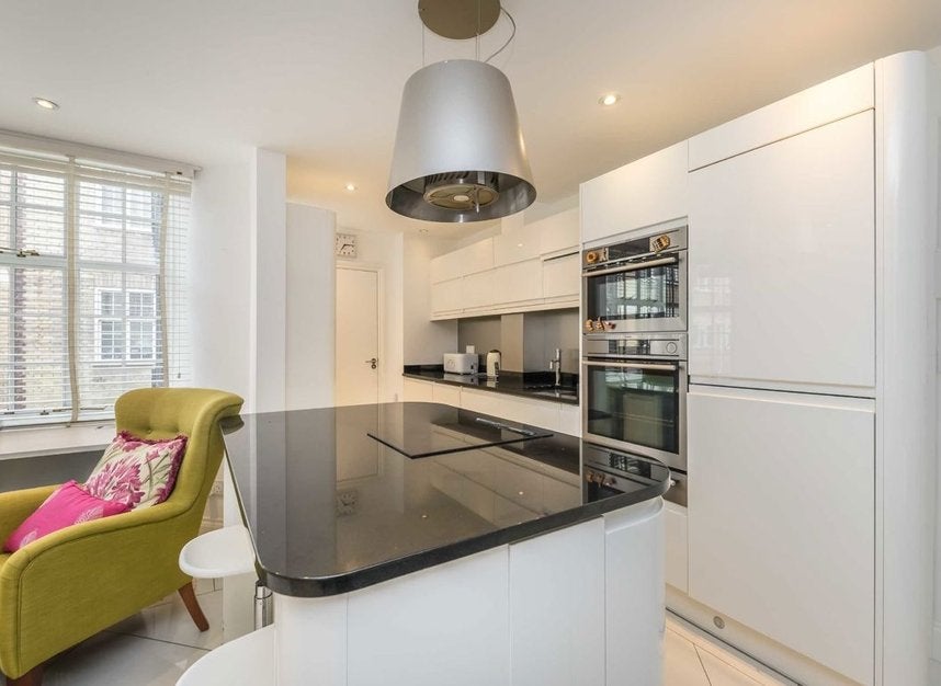 Flat Queen Square in Greater London