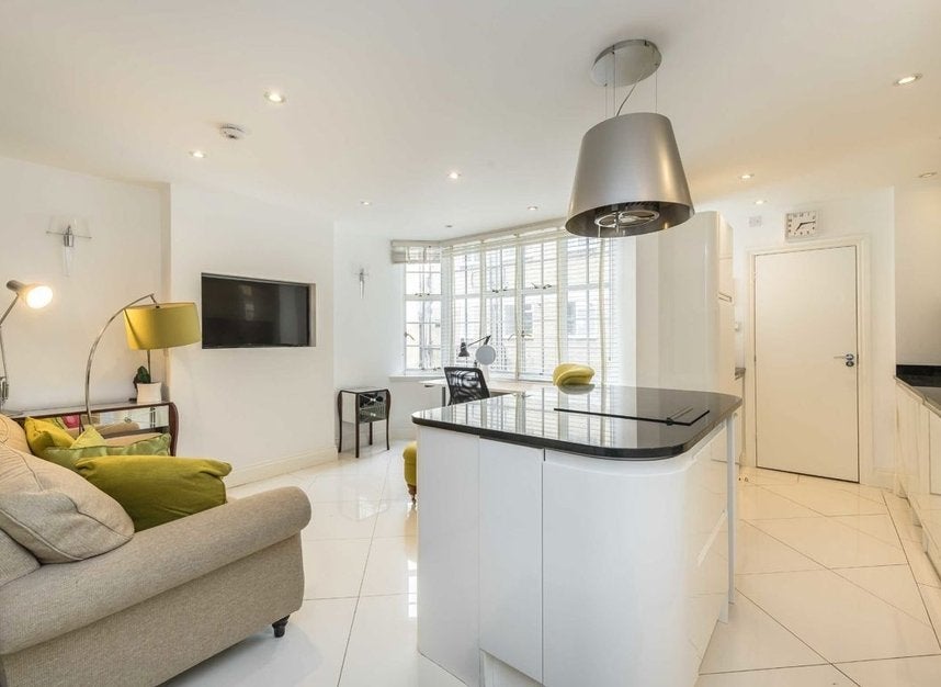 Flat Queen Square in Greater London