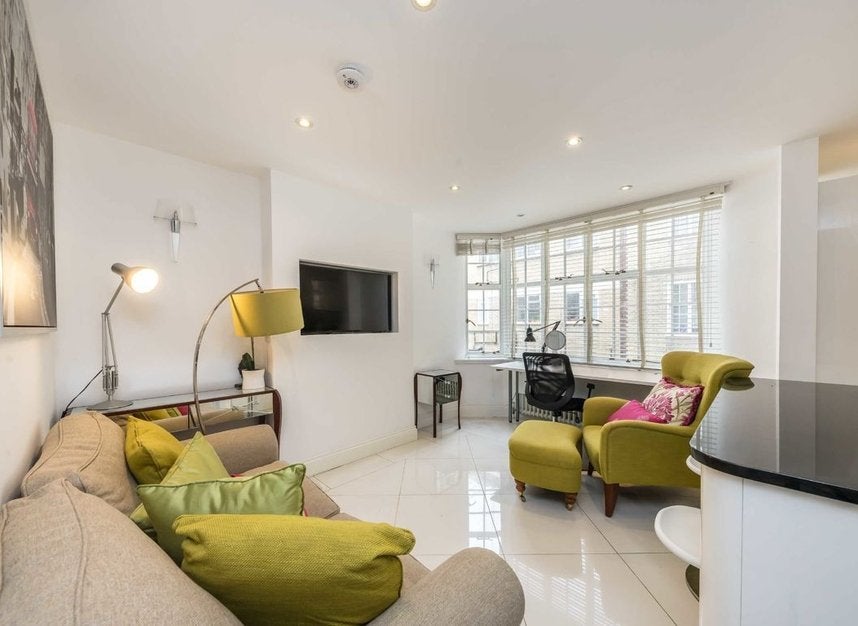 Flat Queen Square in Greater London